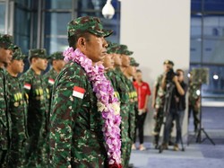 Disambut Kalungan Bunga, Tim AASAM TNI AD Mendarat di Indonesia