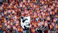 Kesedihan dan rasa haru kental terasa di laga perpisahan Francesco Totti. Hampir semua yang hadir di Stadion Olimpico menitikkan air mata saat Totti berpamitan. Reuters/Stefano Rellandini.