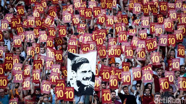 Suporter AS Roma di laga terakhir Francesco Totti