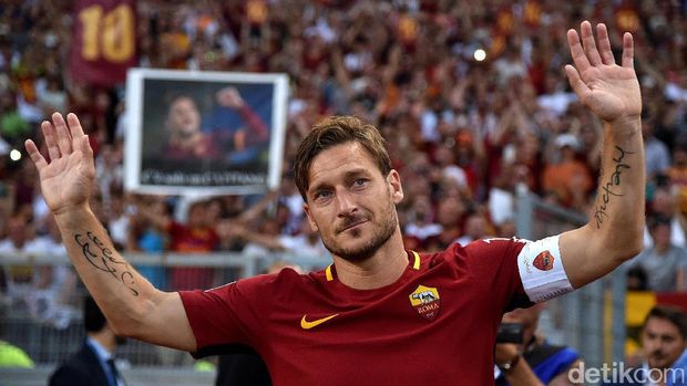 Laga Perpisahan Pangeran Roma Football Soccer - AS Roma v Genoa - Serie A - Stadio Olimpico, Rome, Italy - 28/5/17 AS Roma's Francesco Totti speaks on a microphone to fans after his final game, next to his wife Ilary Blasi, daughters Chanel and Isabel, and son Cristian. REUTERS/Stefano Rellandini