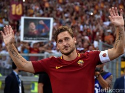 Francesco Totti adalah pemain yang cuma mau membela AS Roma. Dia terpaksa berhenti bermain setelah klub tak memperpanjang kontraknya. (Foto: Reuters)