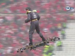 Terbang seperti Green Goblin lalu Serahkan Bola ke Wasit