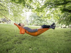 Keren! Jaket Anti Air Ini Bisa Diubah Jadi Hammock