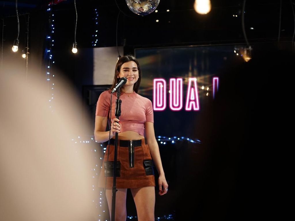 Dua Lipa Minta Penggemarnya Nyanyi untuk Proyek Misterius, Apa Ya? Dua Lipa Minta Penggemarnya Nyanyi untuk Proyek Misterius, Apa Ya?