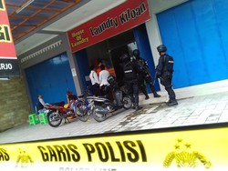 Densus 88 Geledah Kios Laundry Tempat Kerja Wahyudi di Sukoharjo