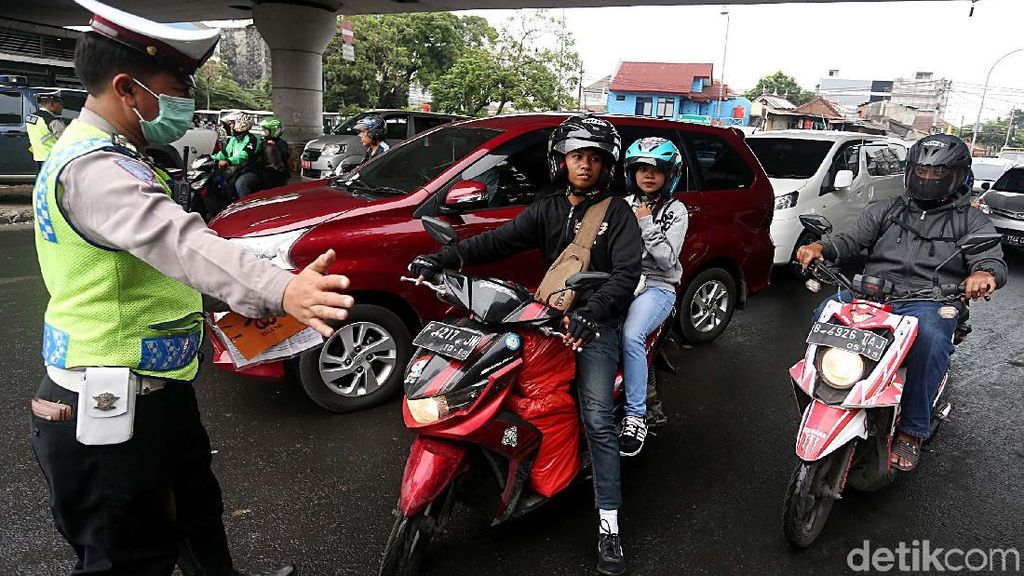 Petugas Gabungan Gelar Razia di Jalan Otista Raya
