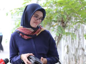 Begini Serunya Zee Zee Shahab Beli Makanan Berbuka