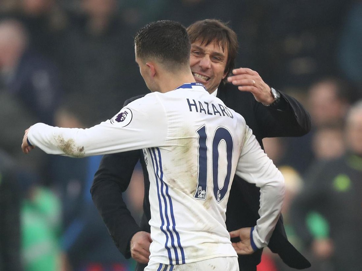 Eden Hazard dan Antonio Conte di salah satu laga Chelsea. (Foto: Clive Rose/Getty Images)