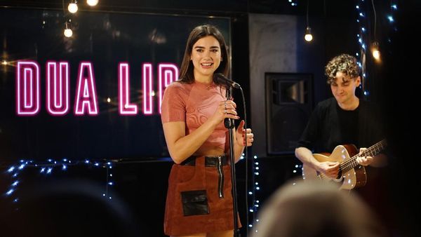 Penampilan Intim Si Cantik Dua Lipa