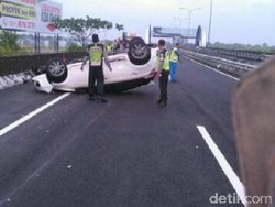 Diduga Ban Meletus, Toyota Yaris Terbalik di Tol Waru-Juanda