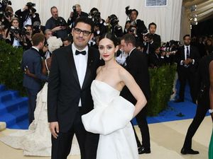 Gaun Cantik Emmy Rossum Saat Dinikahi Sutradara Mr. Robot