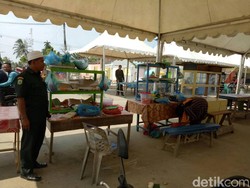 Sejumlah Pedagang di Aceh Kepergok Jualan Makanan di Siang Hari