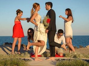 Uji Nyali, Pengantin Coba Ritual Jalan Tanpa Alas Kaki di Atas Pecahan Kaca