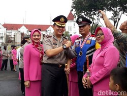 10 Bhabinkamtibmas Terbaik Raih Penghargaan Kapolrestabes Surabaya