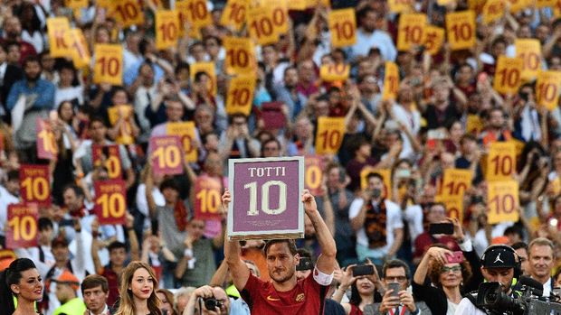 Francesco Totti saat perpisahan di tengah ribuan para fan AS Roma di Stadion Olimpico. (