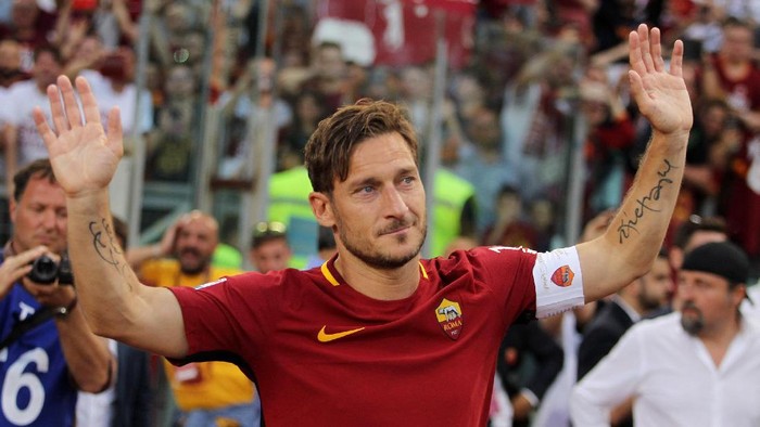 ROME, ITALY - MAY 28:  Francesco Totti greets the fans after his last match during the Serie A match between AS Roma and Genoa CFC at Stadio Olimpico on May 28, 2017 in Rome, Italy.  (Photo by Paolo Bruno/Getty Images)