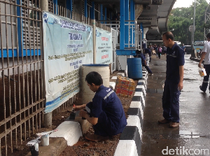 Akan Dibuka Sore Ini, Perbaikan Halte TransJ Kampung Melayu Dikebut