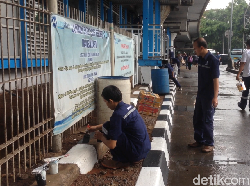 Akan Dibuka Sore Ini, Perbaikan Halte TransJ Kampung Melayu Dikebut