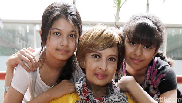 Pulang dari China, Yana Zein Lepas Rindu dengan Buah Hatinya