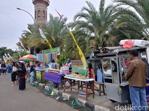 Satpol PP Urung Tertibkan PKL di Depan Masjid At Taqwa Cirebon