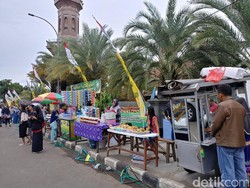Satpol PP Urung Tertibkan PKL di Depan Masjid At Taqwa Cirebon