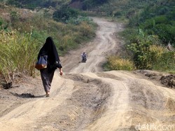 Video Penampakan Jalur Puncak II yang Mangkrak