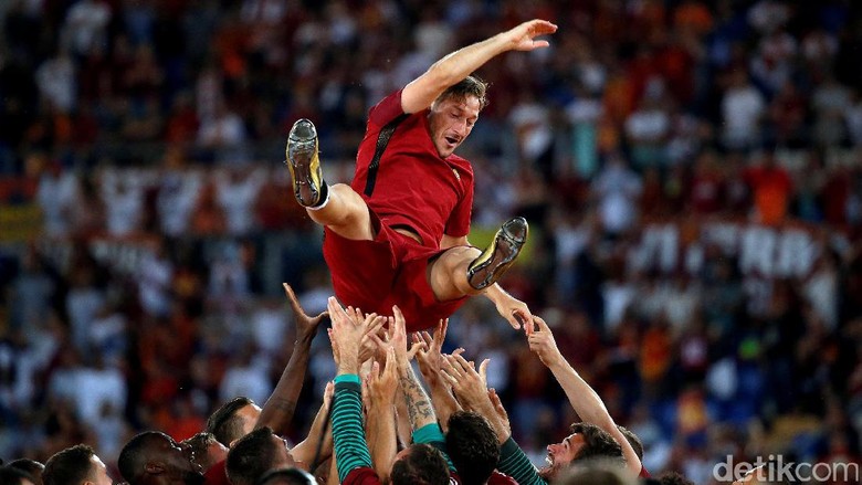 Strootman Sebut Totti Masih Bisa Main 5 Tahun Lagi Strootman Sebut Totti Masih Bisa Main 5 Tahun Lagi