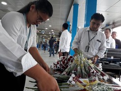 Halte TransJ Kampung Melayu Beroperasi, Penumpang Diberi Bunga