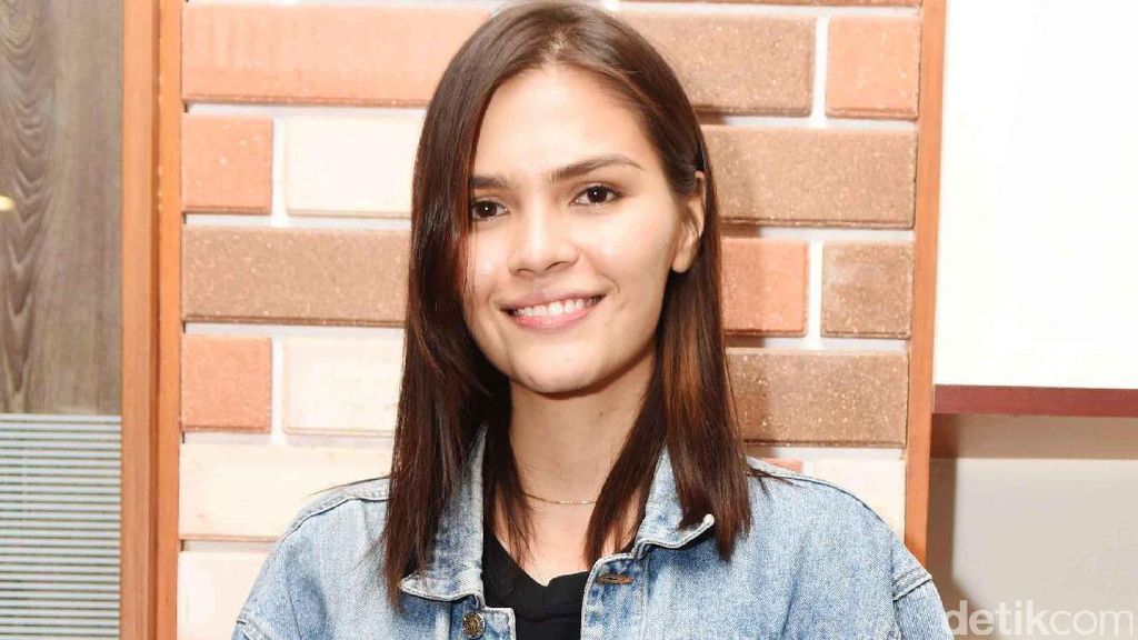 Gaya Cuek Firrina, Kekasih Petra Sihombing Gaya Cuek Firrina, Kekasih Petra Sihombing