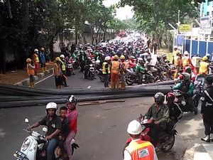 Ada Besi Melintang di Jalan TB Simatupang, Lalin Macet