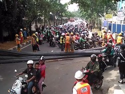 Ada Besi Melintang di Jalan TB Simatupang, Lalin Macet