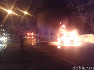 Mobil Sedan Terbakar di Pantai Indah Kapuk