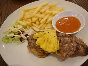 Bandros Bistro: Menyantap Sirloin Steak dengan Paduan Nanas dan Saus BBQ