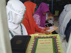 Bentengi Akhlak dengan Mengaji Kitab Kuning di Ponpes Raden Paku