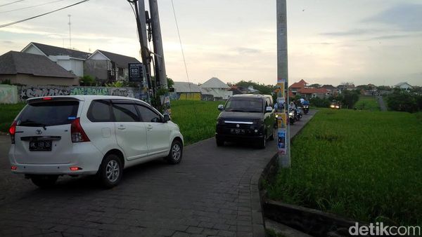 Jalanan Ini Suka Bikin Mobil/Motor Terjungkal