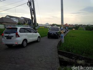 Jalanan Ini Suka Bikin Mobil/Motor Terjungkal