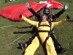 Di Usia 101 Tahun, Pria ini Pecahkan Rekor Terjun Payung Dunia