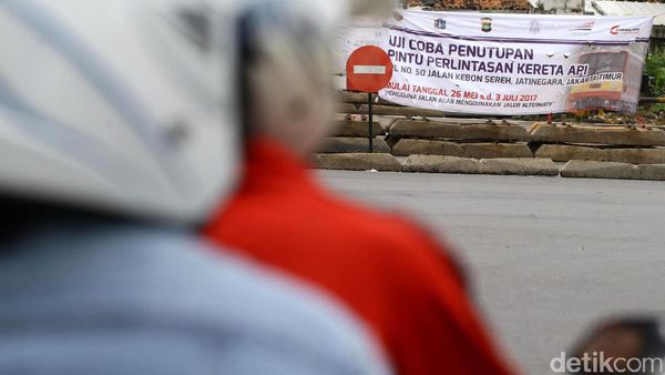 Uji Coba Penutupan Perlintasan KA Pisangan Baru Selatan