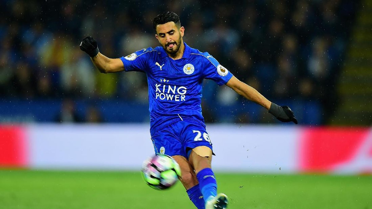 Riyad Mahrez saat membela Leicester menghadapi Tottenham Hotspur di Premier League. (Foto: Getty Images Sport/Tony Marshall)