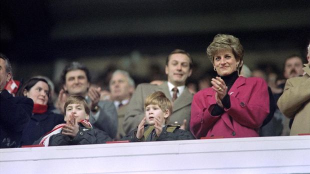Diana, Princess of Wales, (R), Princes William (L) and Harry applaud during the Wales vs France Five Nations Cup match at Cardiff Arms Park on February 1, 1992. / AFP PHOTO / Jean-Pierre MULLER