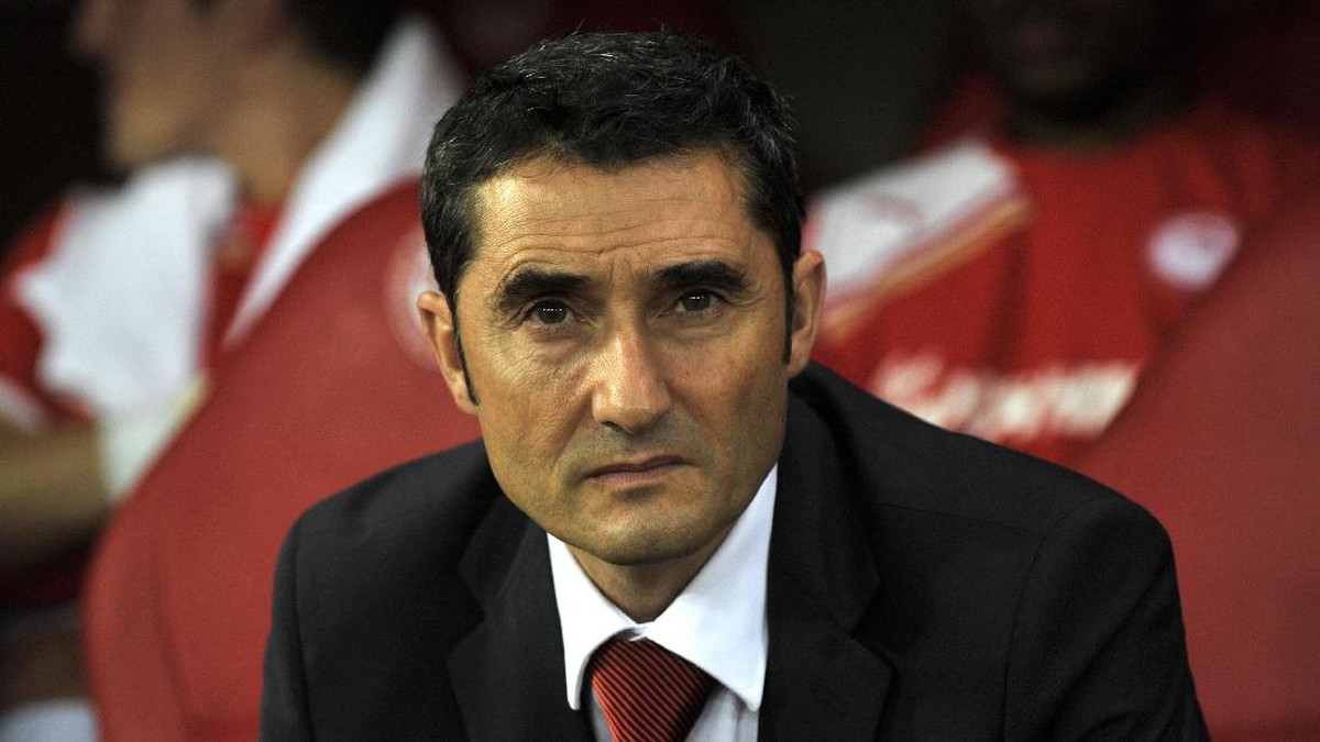 Pelatih Barcelona, Ernesto Valverde (Foto: Louisa Gouliamaki/EuroFootball/Getty Images)
