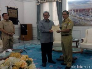 Wabup Cirebon Gotas yang Buron Kasus Korupsi Resmi Diberhentikan