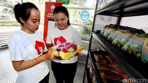 Serunya Belanja Sembako Murah di Halte TransJakarta