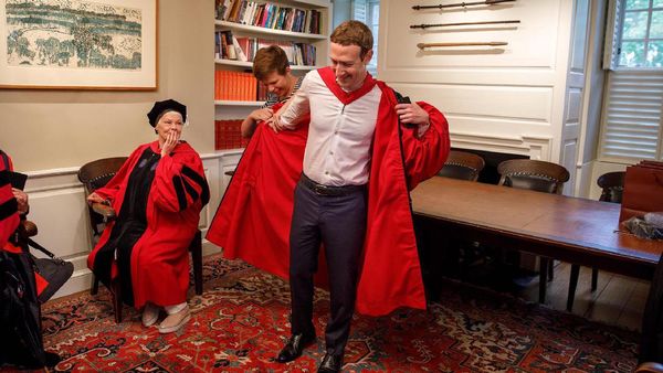 Zuckerberg Bagikan Momen Intim Jadi Sarjana