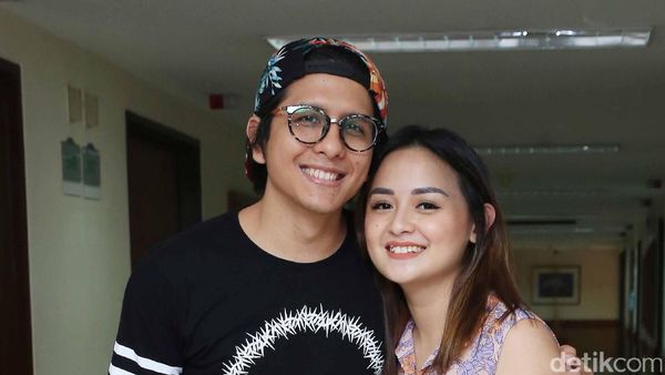 Wajah Bahagia Joanna Alexandra dengan Sang Suami