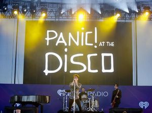 Panic! at The Disco Bubar, Brendon Urie Mau Urus Keluarga Panic! at The Disco Bubar, Brendon Urie Mau Urus Keluarga