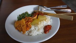 Buka Puasa di Bali, Silakan Coba Nasi Campur Ini