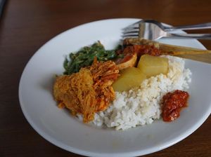 Buka Puasa di Bali, Silakan Coba Nasi Campur Ini