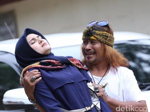 Zee Zee Shahab Pingsan di Depan Matt Drajat