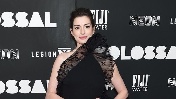 Foto: 15 Pesona Gaun Malam Anne Hathaway di Red Carpet
